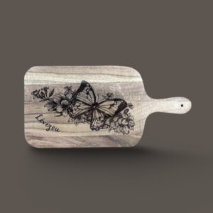 Planche à Découper en Bois d’Acacia Gravée – Papillon et Fleurs
